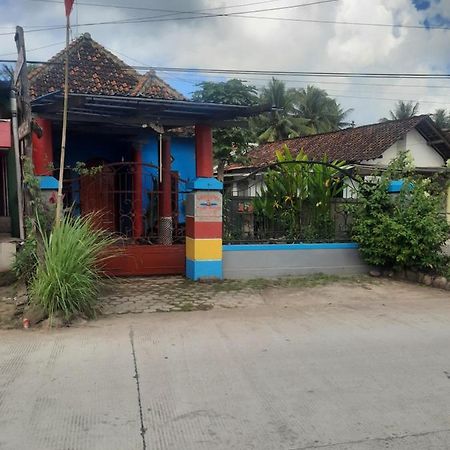Red Beach Homestay Pasanggaran Esterno foto