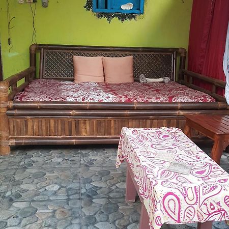 Red Beach Homestay Pasanggaran Esterno foto