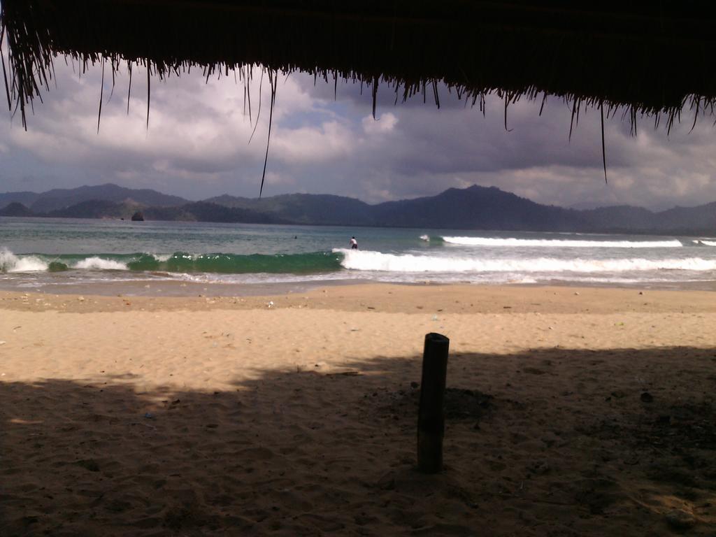 Red Beach Homestay Pasanggaran Esterno foto