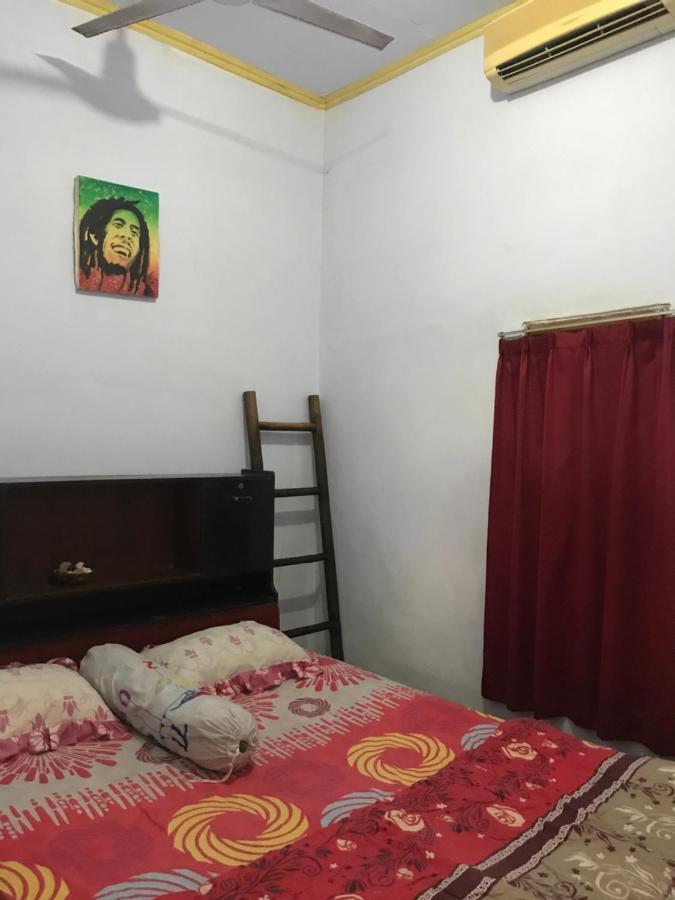 Red Beach Homestay Pasanggaran Esterno foto